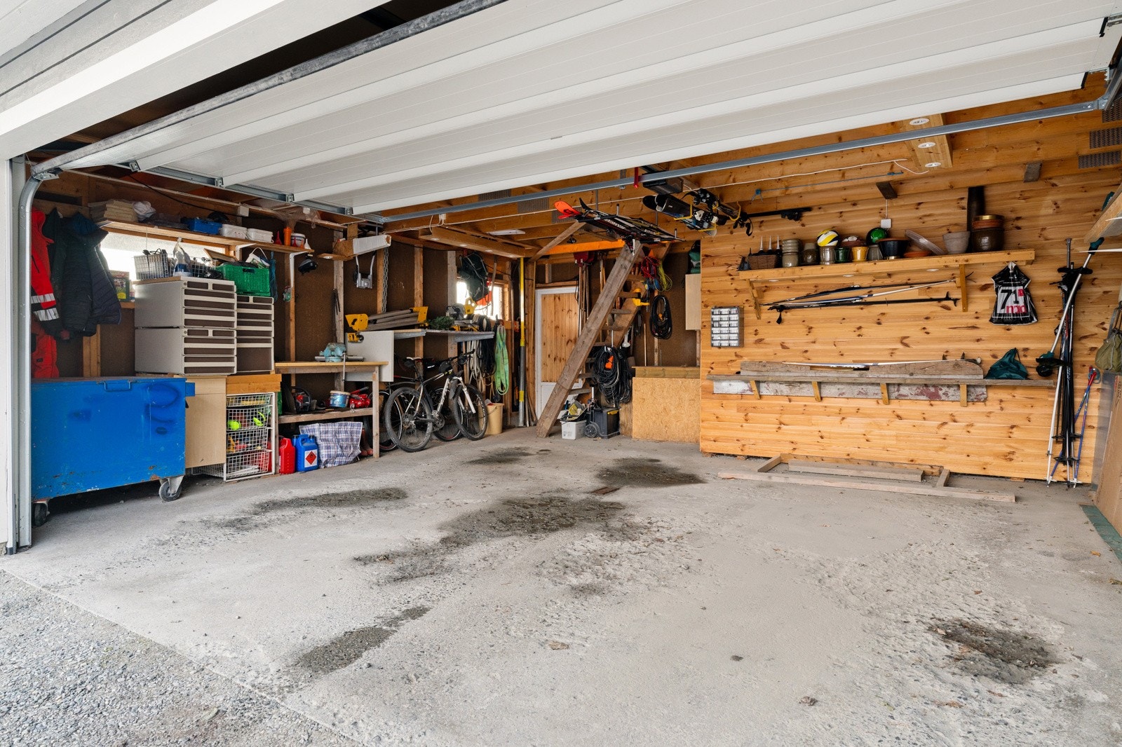 Garasjebygget er på ca. 45 kvm, inneholder en innvendig isolert "snekkerbod" og et stort loftsrom for lagring. På baksiden er det satt opp vedboder for å sikre nok brensel gjennom vinteren. Galleribilde