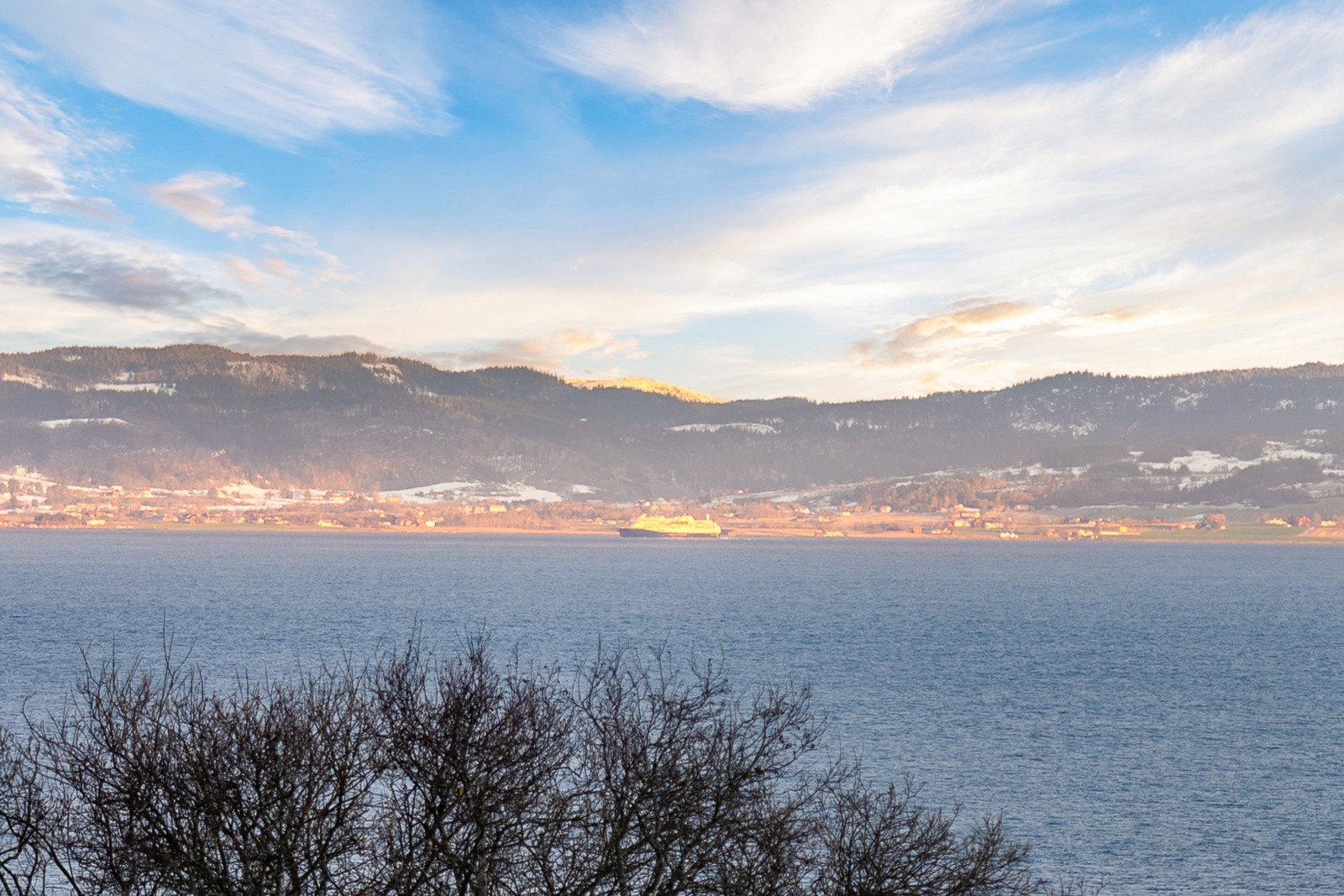 "Fra stuevinduene er vi bortskjemte med en flott sjøutsikt med utsikt over skipsleia til Trondheimsfjorden... Galleribilde