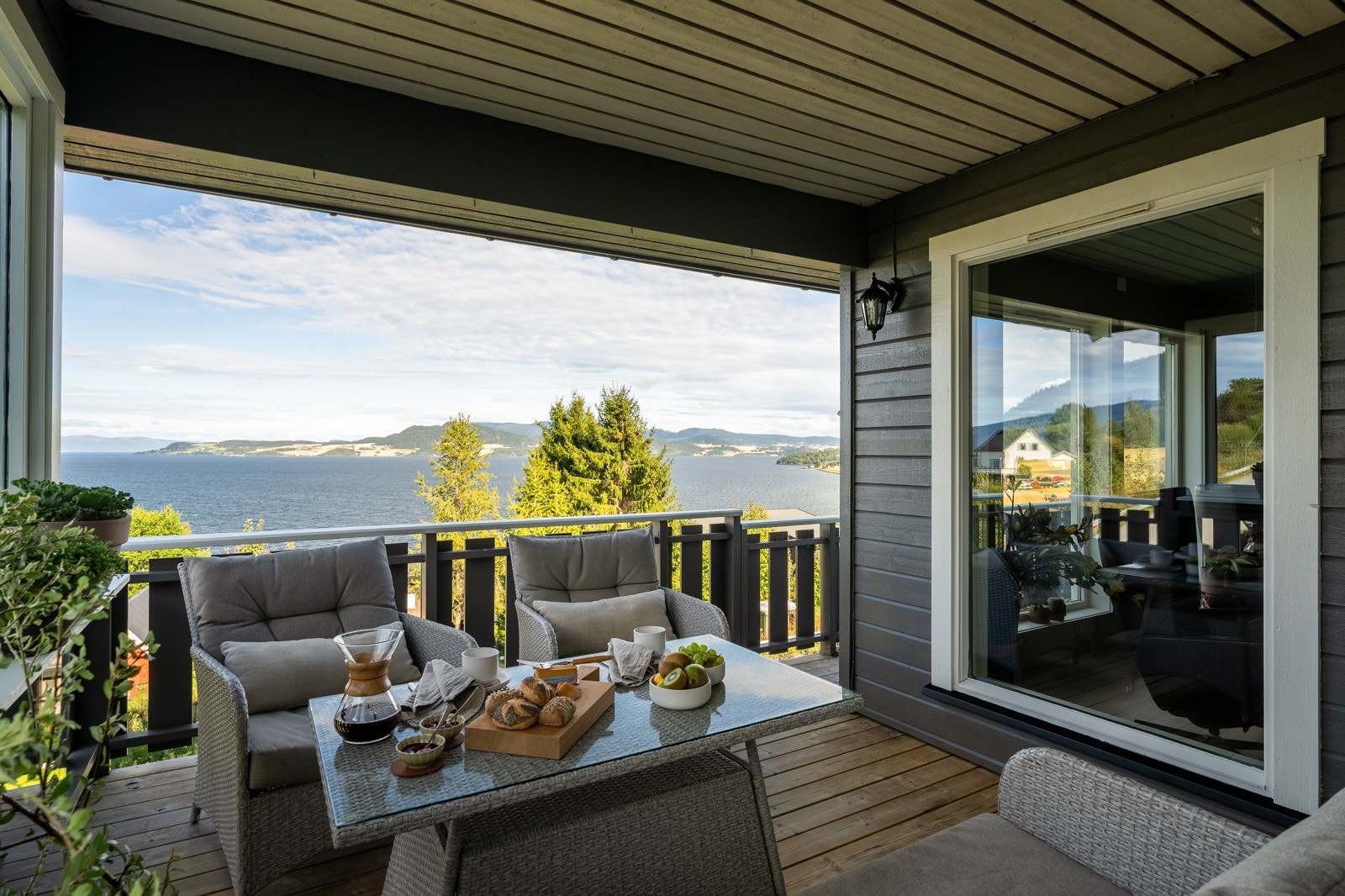 Om sommeren fungerer balkongen som en fin utvidelse av stuen. Her kan man nyte soloppgangen om man er tidlig oppe om morgenen, og kveldssola og de mange fine solnedgangene over fosenalpene. Galleribilde