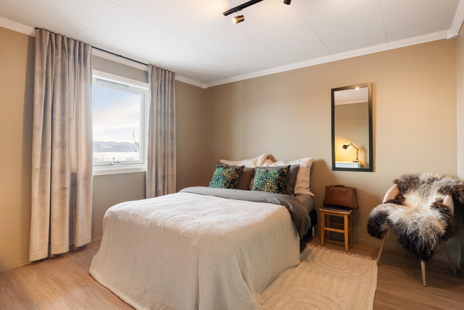 Soverom IV befinner seg i motsatt enda av kjellerstuen. Et soverom malt i fine jordtoner. Soverommet er på 13 kvm og gir god plass til dobbelseng, garderobeskap og nattbord på hver side. Galleribilde