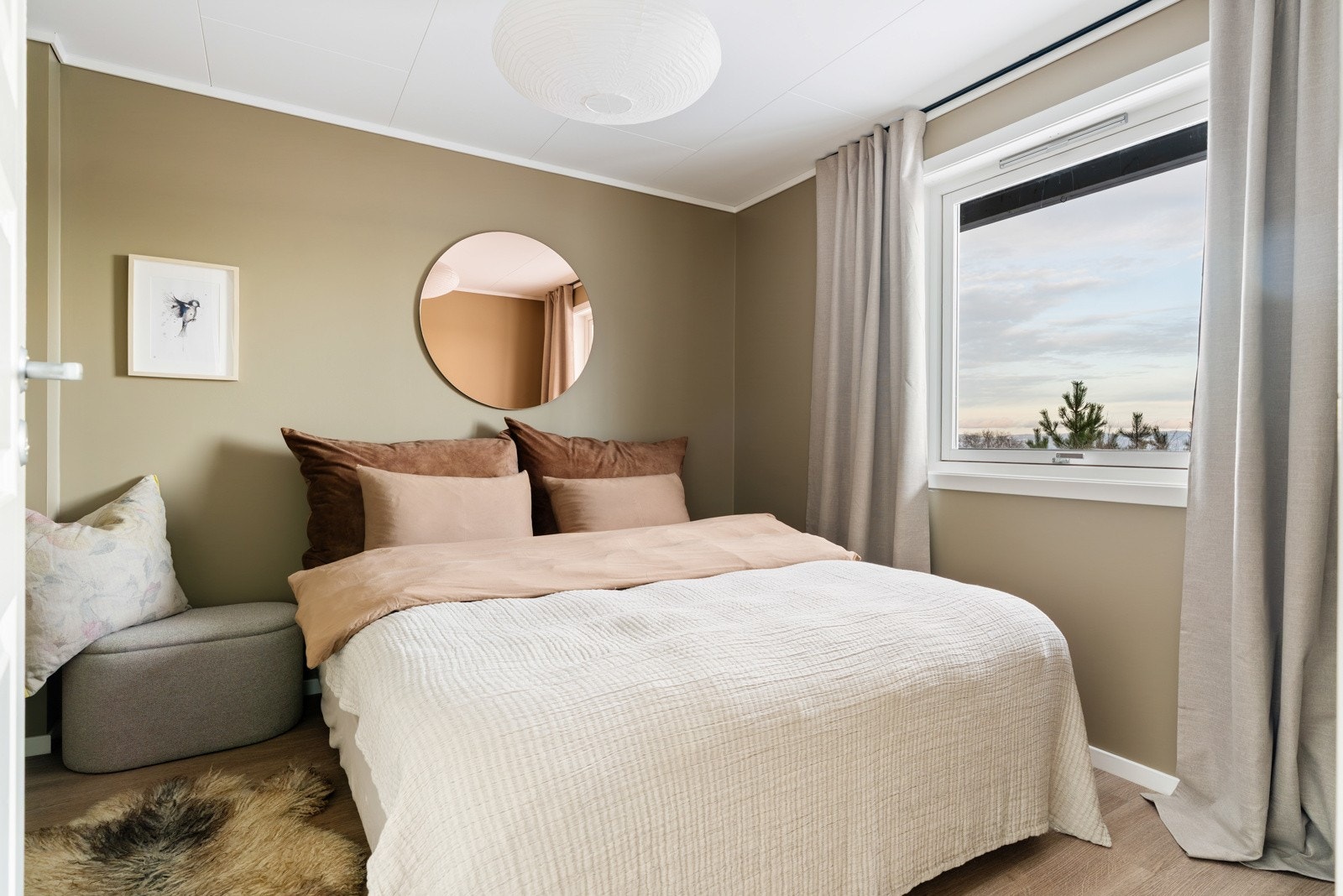 I sokkeletasjen finner vi de resterende tre soverommene. Soverom II er bygd på i 2013 og måler 8 kvm. Galleribilde