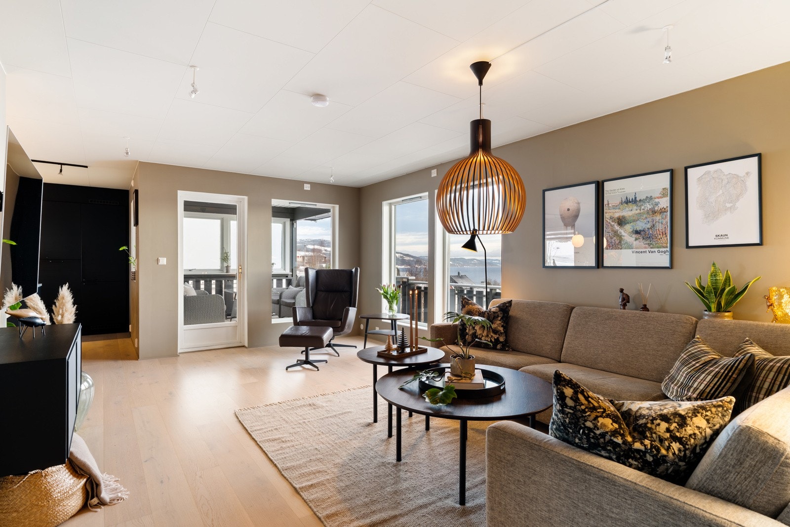 Videre inn i boligen møter vi stuen og selve oppholdsrommet i boligen. Stue og kjøkken måler til sammen 43 kvm. Galleribilde