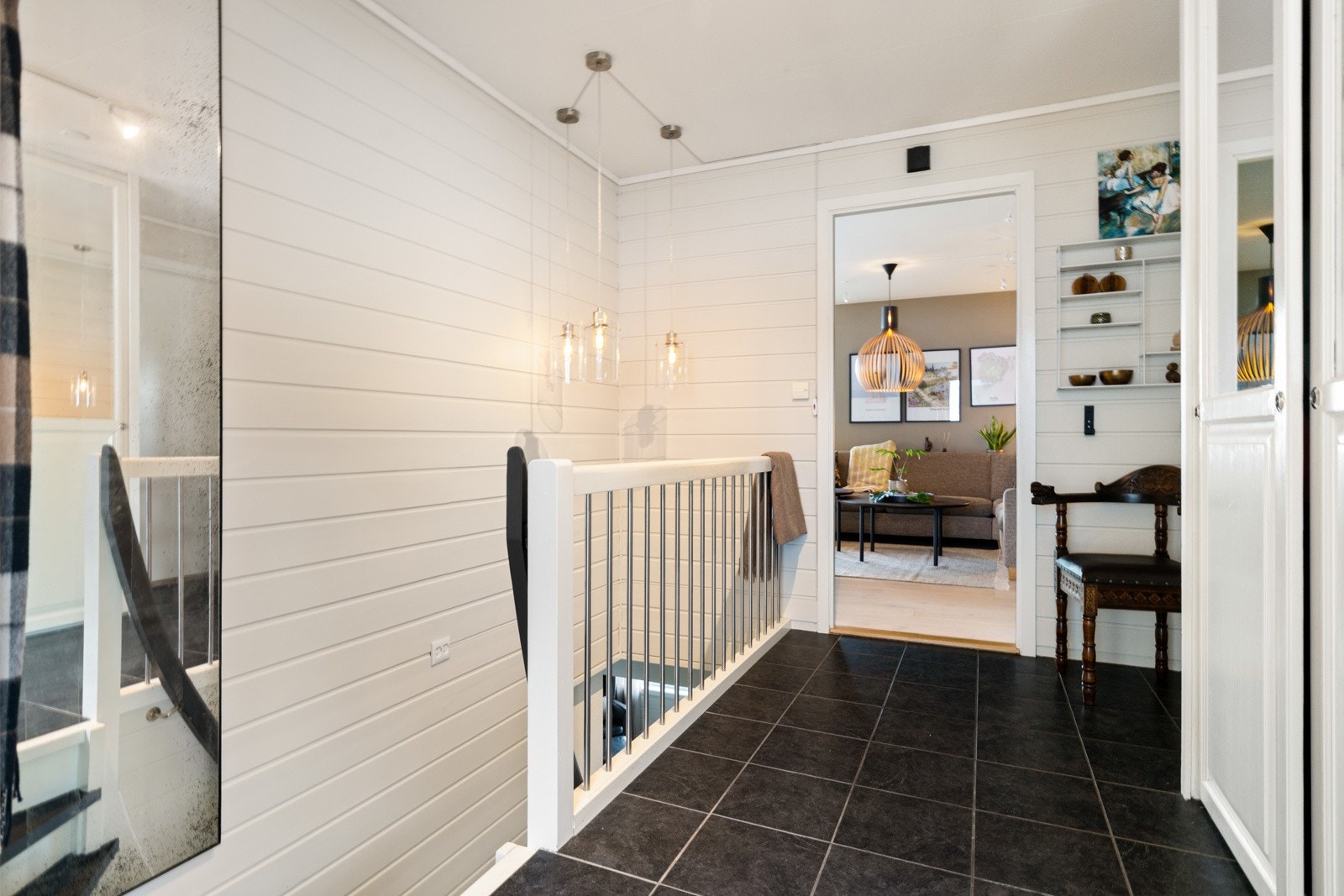 I gangen er det festet flere knagger for klesavheng, samt at man har et garderobeskap for ytterligere lagring av klesplagg. Galleribilde