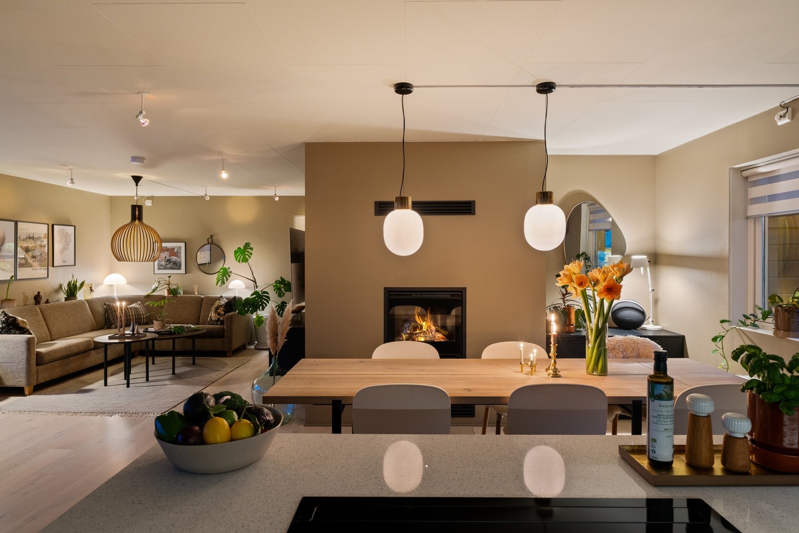 Den åpne stue- og kjøkkenløsningen gjør at man enkelt kan holde samtalene i gang, mens man forbereder måltidene. Galleribilde