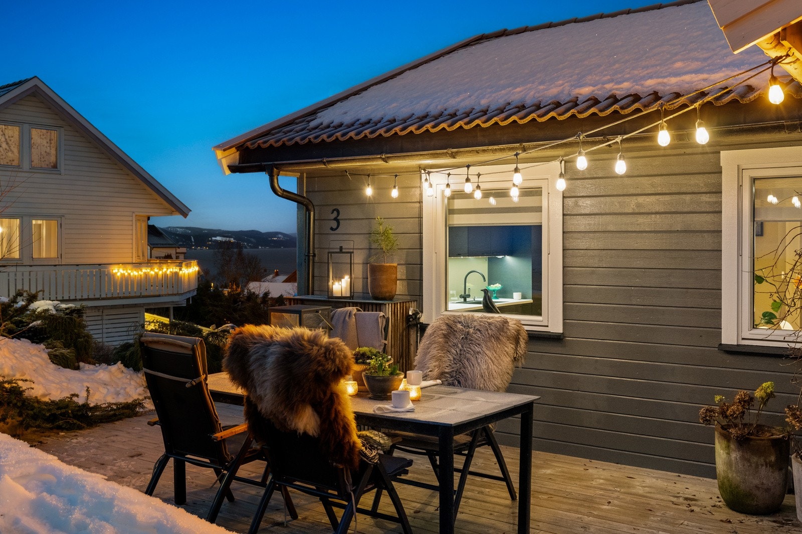 Rundt boligen er det flere koselige plasser, hvor man kan samles for hygge og samvær. Terrassegulv ble byttet ut i 2021. Galleribilde