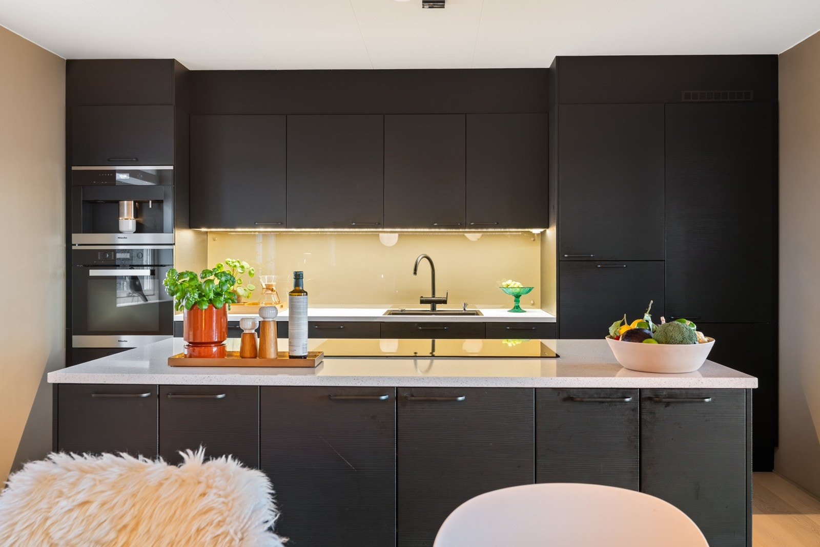 Kjøkkenet er levert av kvalitetsleverandøren Aubo. Hvitevarene er bestående av Miele, med unntak av oppvaskmaskinen (AEG). Galleribilde