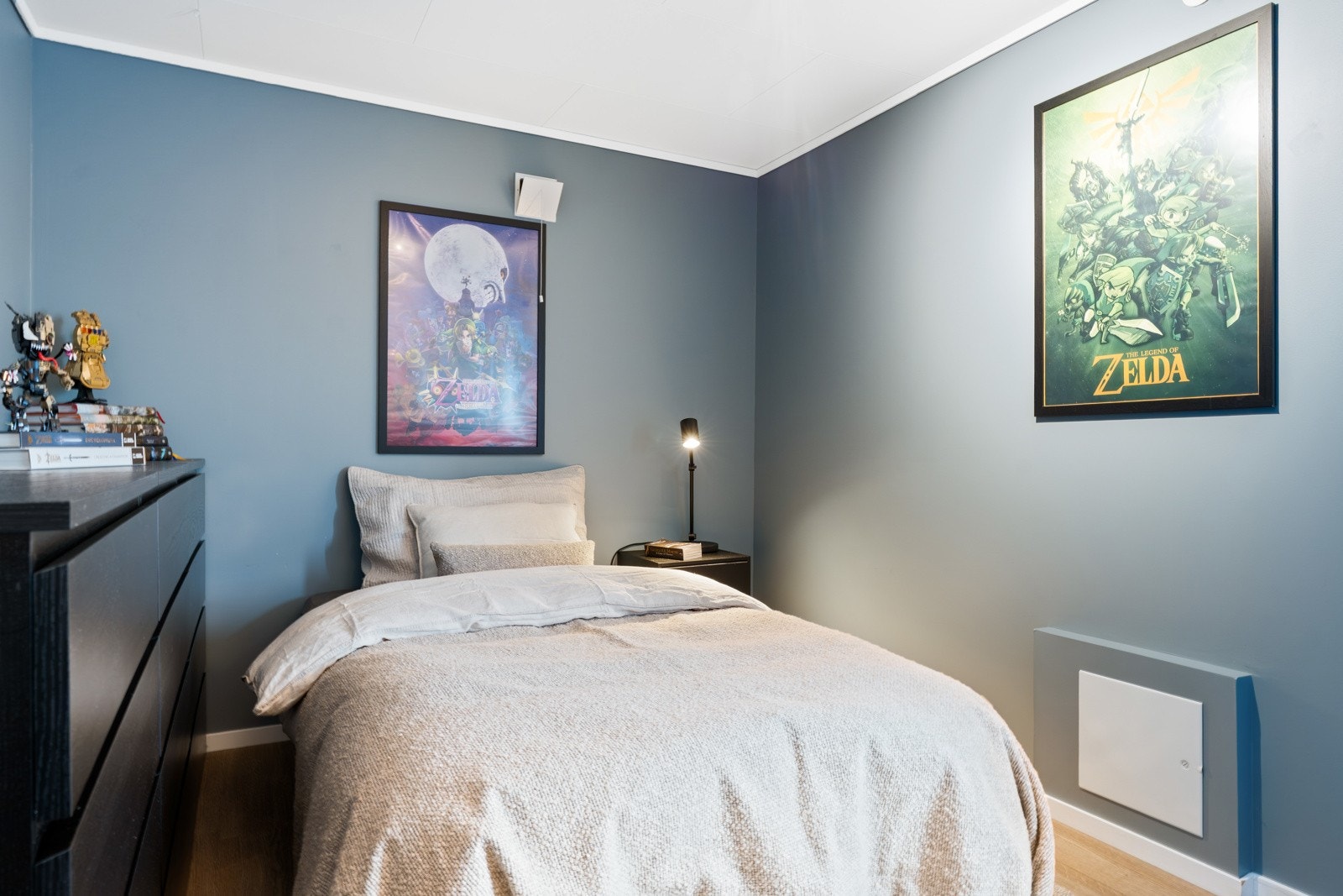 Soverom III befinner seg vegg-i-vegg med soverom II. Her får man et praktisk soverom som passer utmerket som et barnerom eller kontor. Soverommet er 11 kvm stort og det er god plass til seng, oppbevaring og kontorplass. Galleribilde