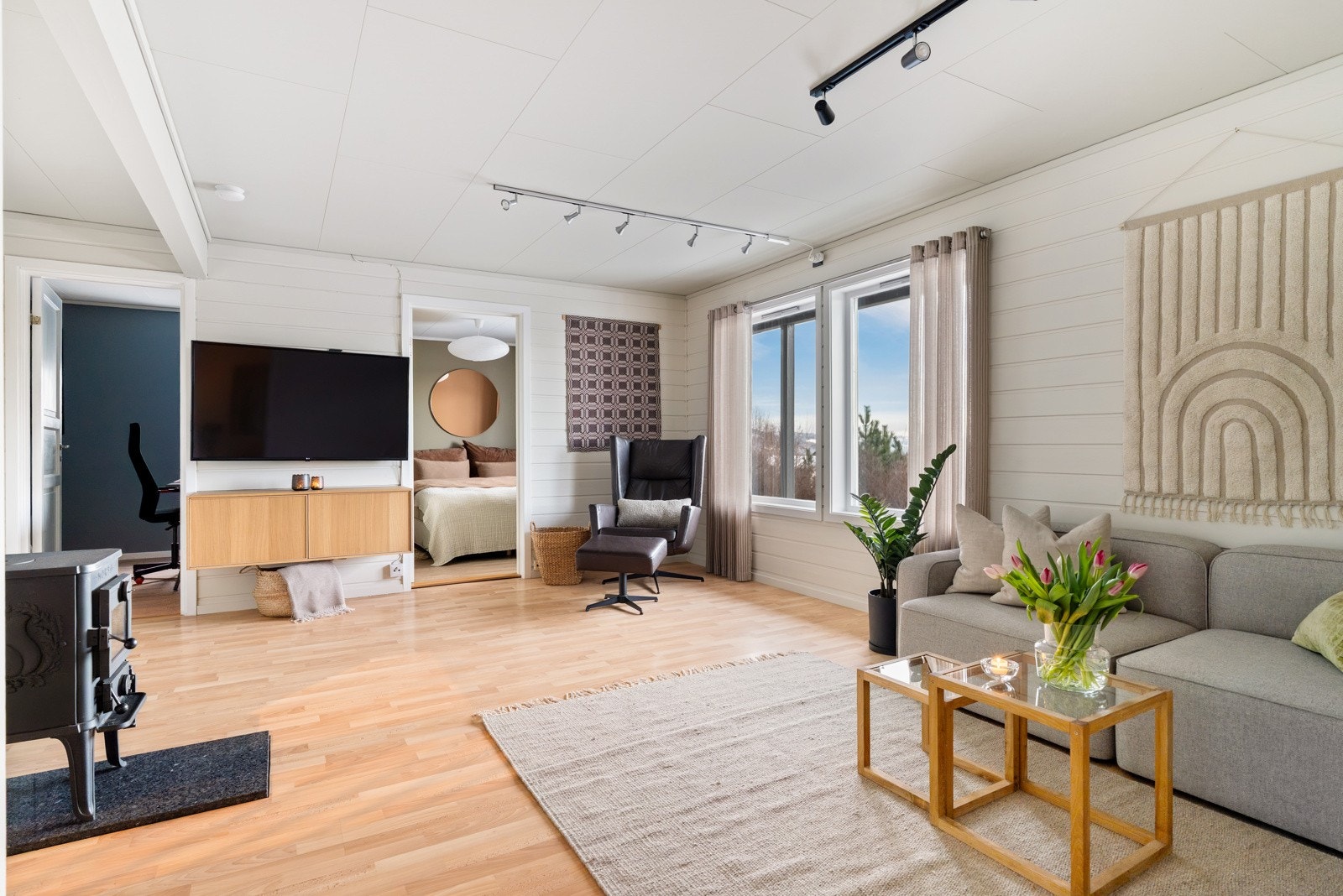 Ned trappen kommer vi til kjellerstuen som er 23,5 kvm stor. En fin plass som f.eks de minste vil sette stor pris på når de voksne sitter oppe og drikker kaffe. Galleribilde