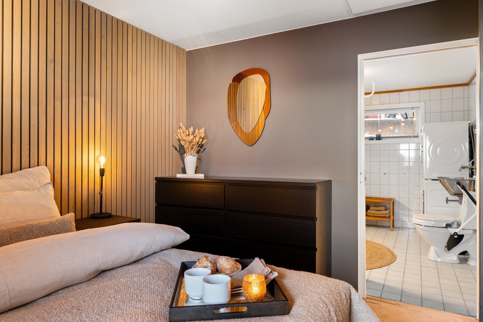 Fra soverommet har man også egen inngang til baderommet. Det gjør morgenen veldig mye mer behagelig. Galleribilde