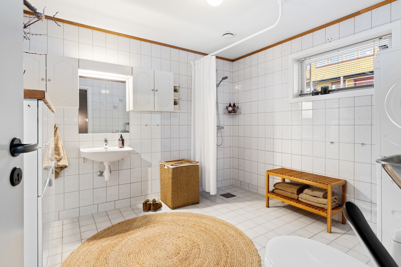 I tilknytning til gangen finner man ett av boligens to badeværelser. Badet har en meget god størrelse og gir god plass til både stell og pleie, men også klesvask. Badet er gitt TG3 av takstmann, og det anbefales å montere et dusjkabinett for videre bruk. Galleribilde