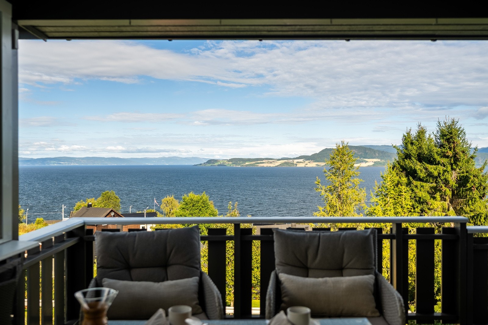 "På de varmeste dagene, er det nydelig å sitte på terrassen ut mot sjøen hvor det ofte er litt svalere. Der sitter vi også ofte ut i de sene kveldstimene" - selger. Galleribilde