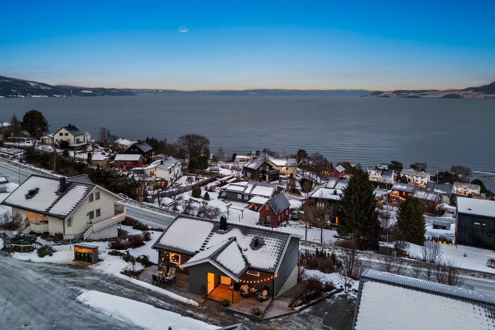 Ønsker du et hjem med plass til hele familien, vekk fra bylivet og støy? Da er dette plassen for deg. En "landlig" beliggenhet, men likevel korte kjøreturer fra både Børsa og Orkanger. Galleribilde