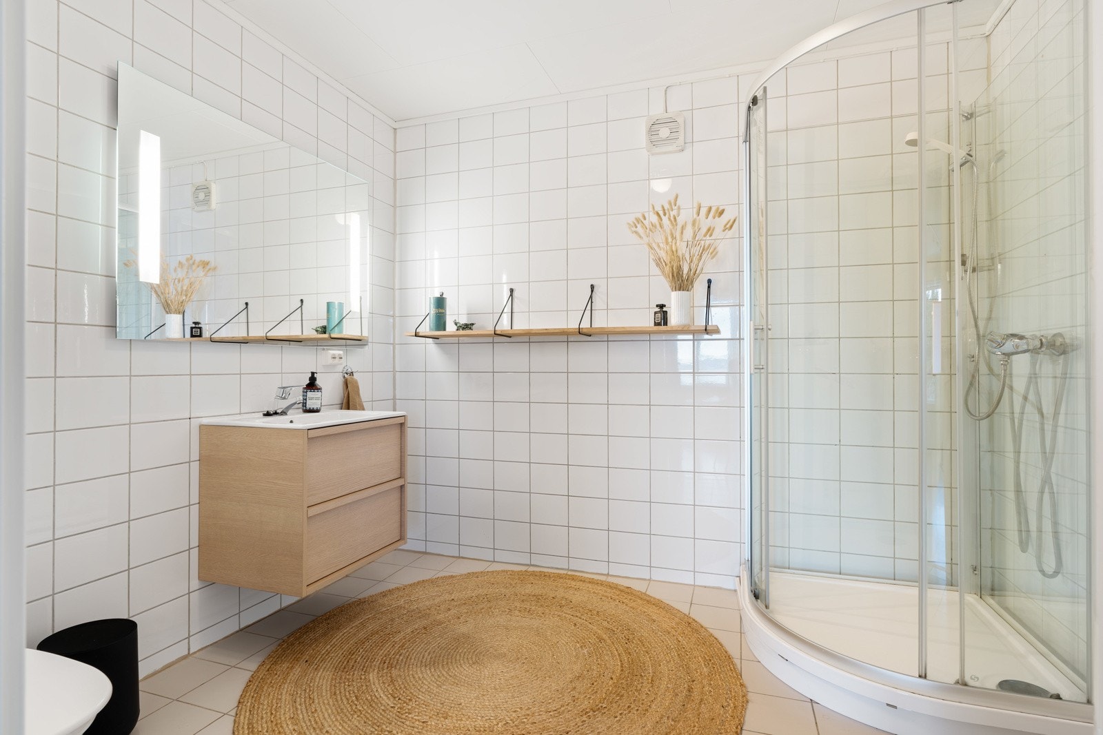 Badet i sokkeletasjen er 6,5 kvm. Her er det nylig satt inn ny baderomsinnredning og er videre utstyrt med toalett og dusjkabinett. Galleribilde