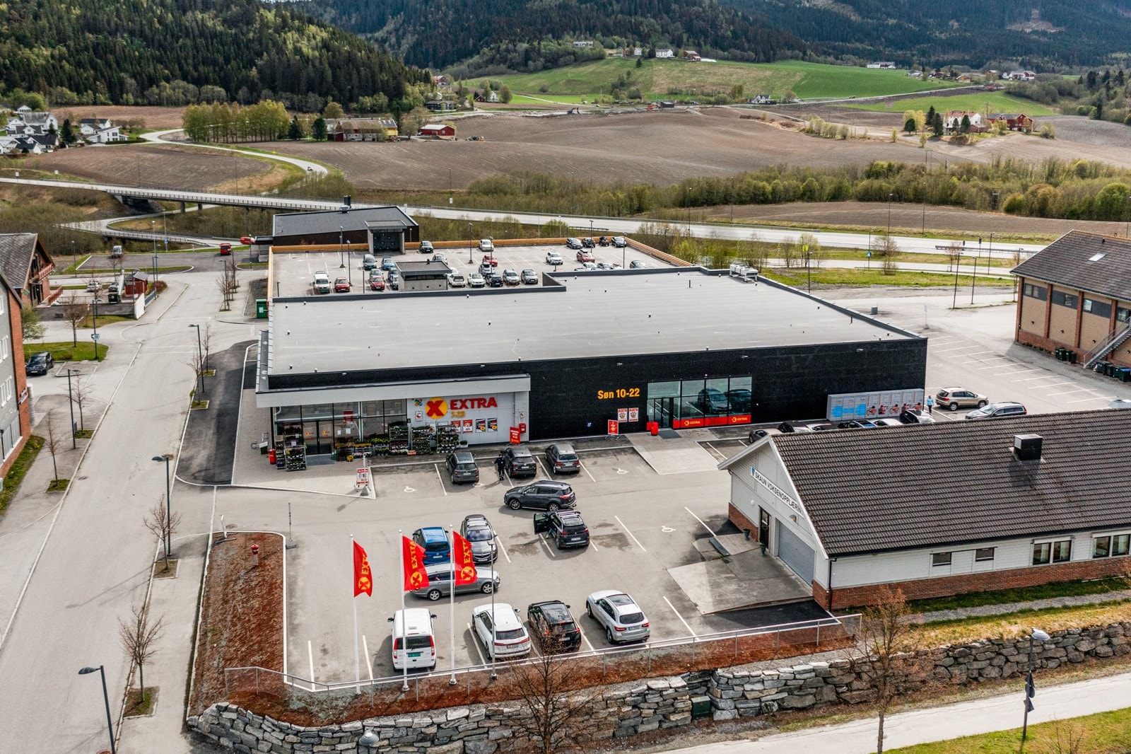 Fra boligen er det kort vei ned til Børsa. Hit bruker man i underkant av ti minutter med bil. Børsa sentrum har flere fasiliteter som blant annet dagligvarebutikken Coop Extra med post-i-butikk, Fratelli Pizza, bensinstasjon, apotek, tannlegekontor m.m. Galleribilde