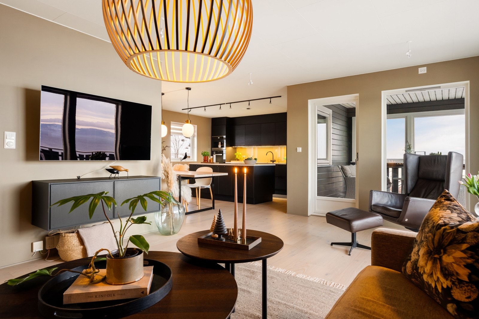 Stuen, sammen med kjøkkenet, var gjenstand for omfattende renoveringsarbeider i 2019. Her får du blant annet et moderne oppholdsrom med 1-stav eikeparkett og listefrie gipsvegger malt i fargen Jotun "Sandy". Galleribilde