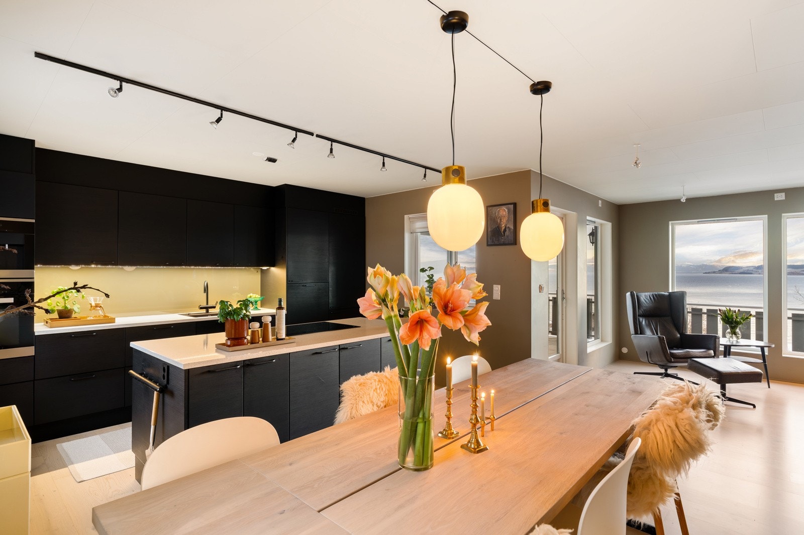 Kjøkkenet er selve hjertet i hjemmet, og uten tvil et av de viktigste rommene hvor vi spiser og lager mat, samt bruker mye tid sammen som familie. Galleribilde