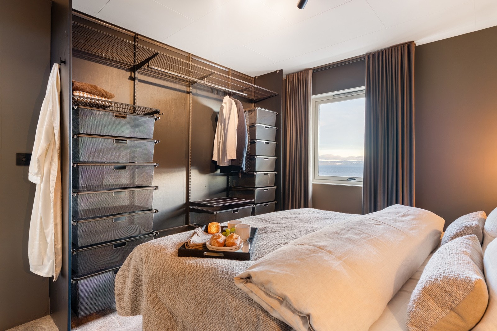 Soverommet ble pusset opp i 2020 med teppeflis på gulv (dekker ikke området under senga), gipsvegger og en lekker spilevegg. Praktisk garderobeløsning fra Elfa ble montert for å enkelt ha system i klærne. Galleribilde