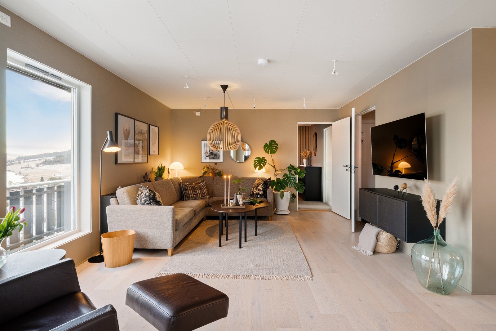 Stuen får ved god hjelp fra flere store vindusflater godt med naturlig lys. Videre så er boligen tilkoblet fiber (Svorka). Galleribilde