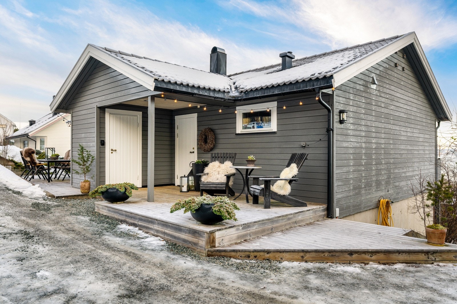 Inngangspartiet er overbygd og i tilknytning til inngangsdøren har man en praktisk sportsbod. Galleribilde