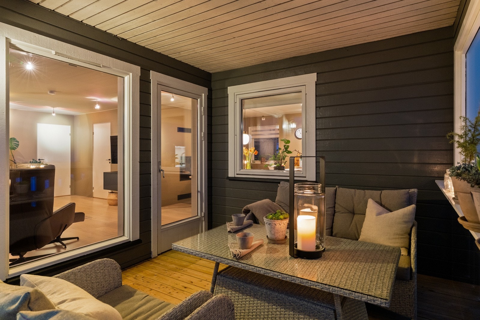 Fra stuen har man også tilgang til en balkong, skjermet for vær og vind med vindusglass på siden. Galleribilde