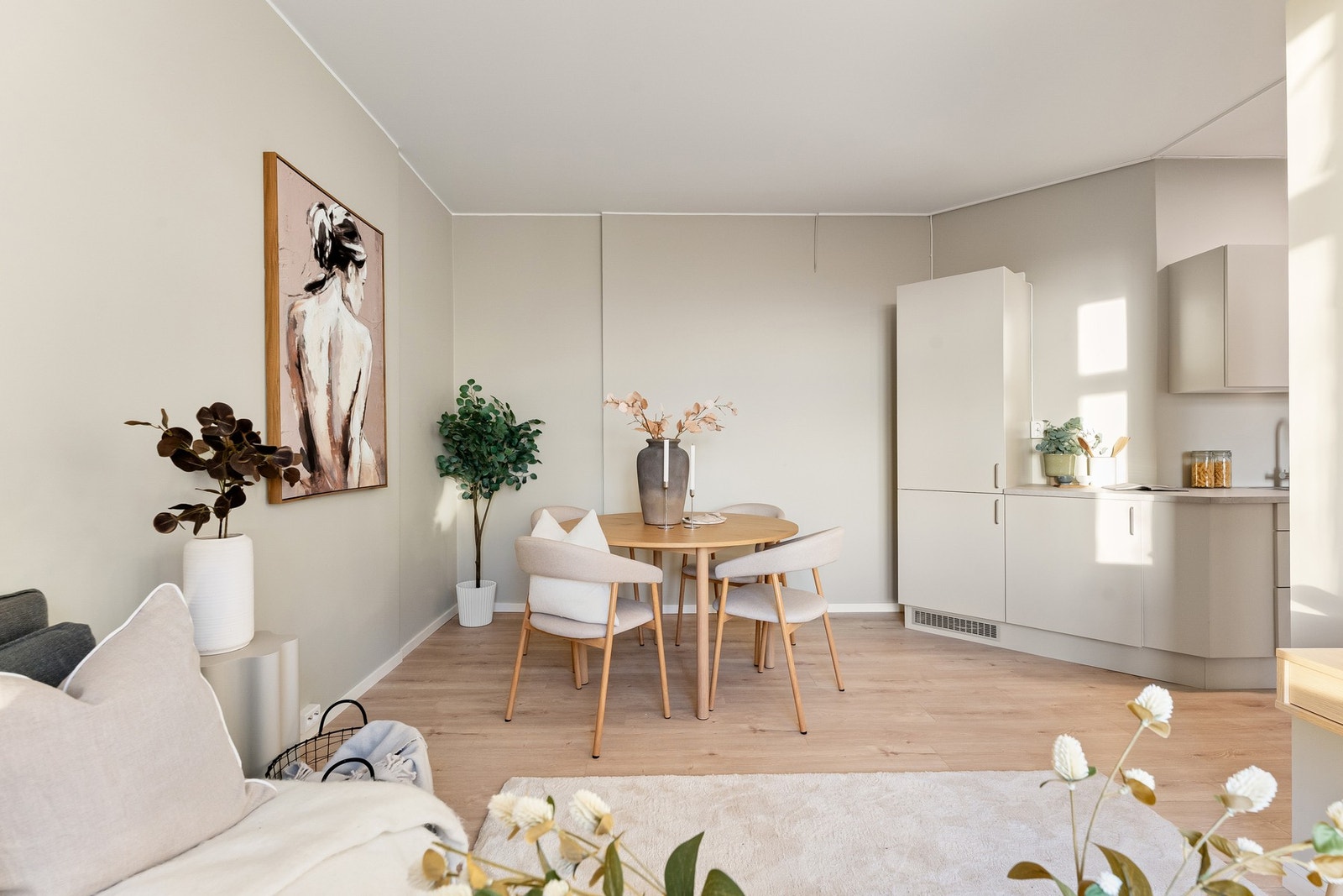 Åpen løsning til et helt nytt kjøkken sikrer en sosial atmosfære. Galleribilde