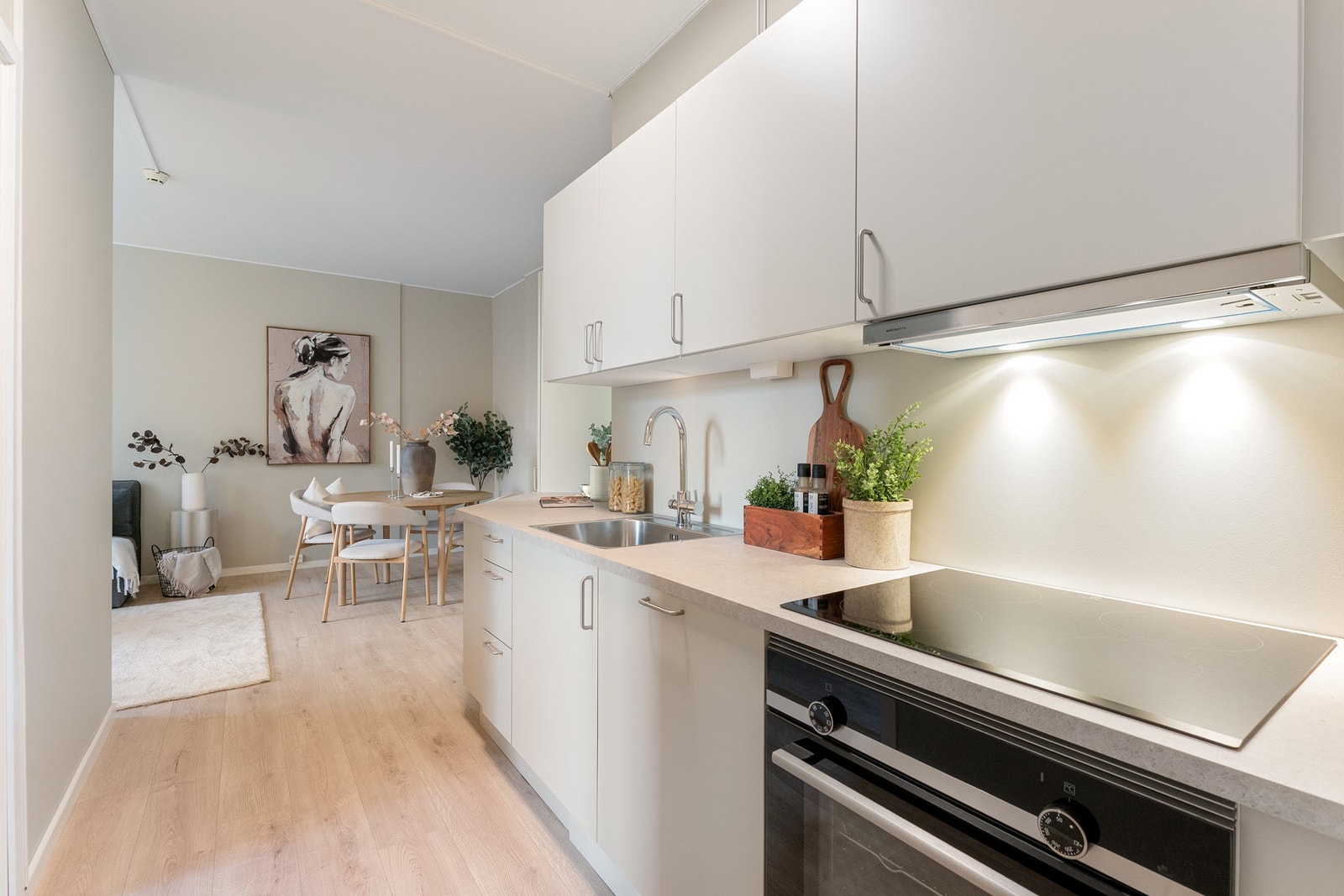 Kjøkkenet har opplegg for platetopp, oppvaskmaskin, stekeovn og kombi kjøl- og frys. Galleribilde