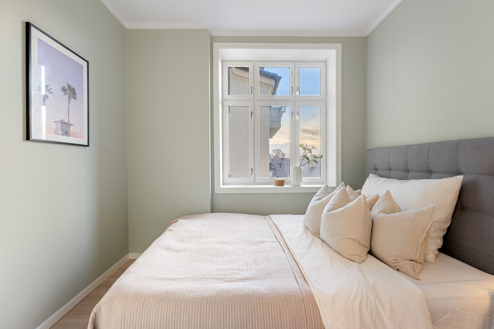 Hovedsoverommet er av god størrelse med plass til seng og garderobeskap. Galleribilde