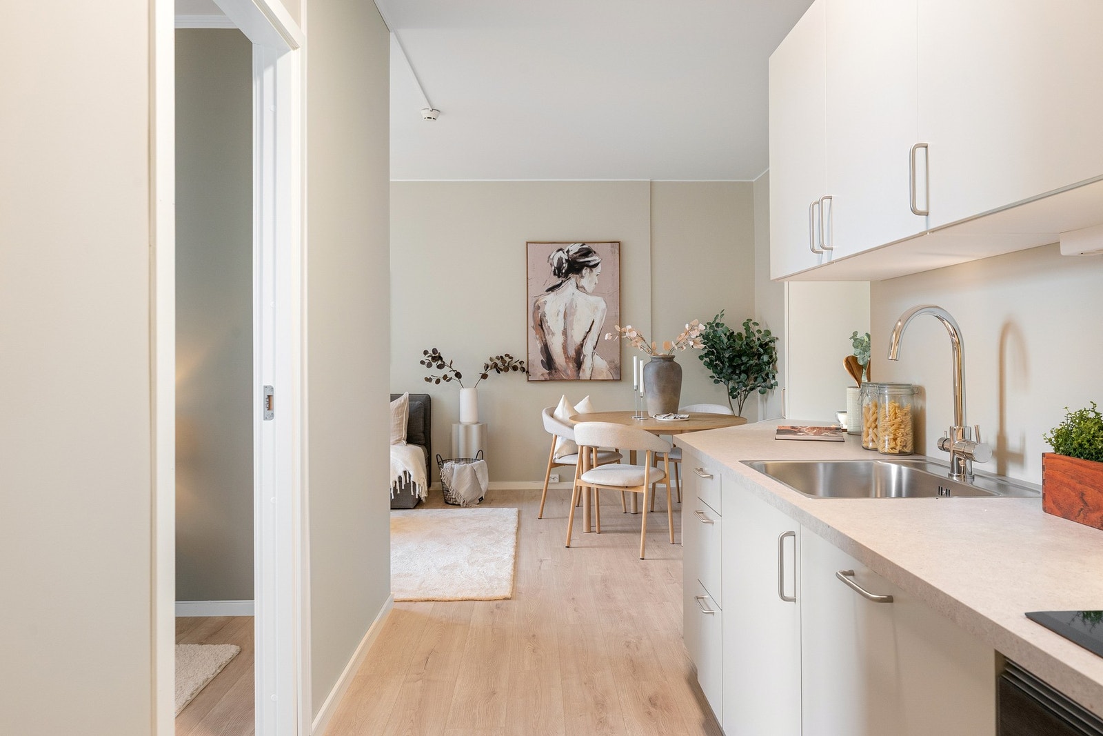 Åpen kjøkkeninnredning i moderne utført stil fra 2025. Galleribilde