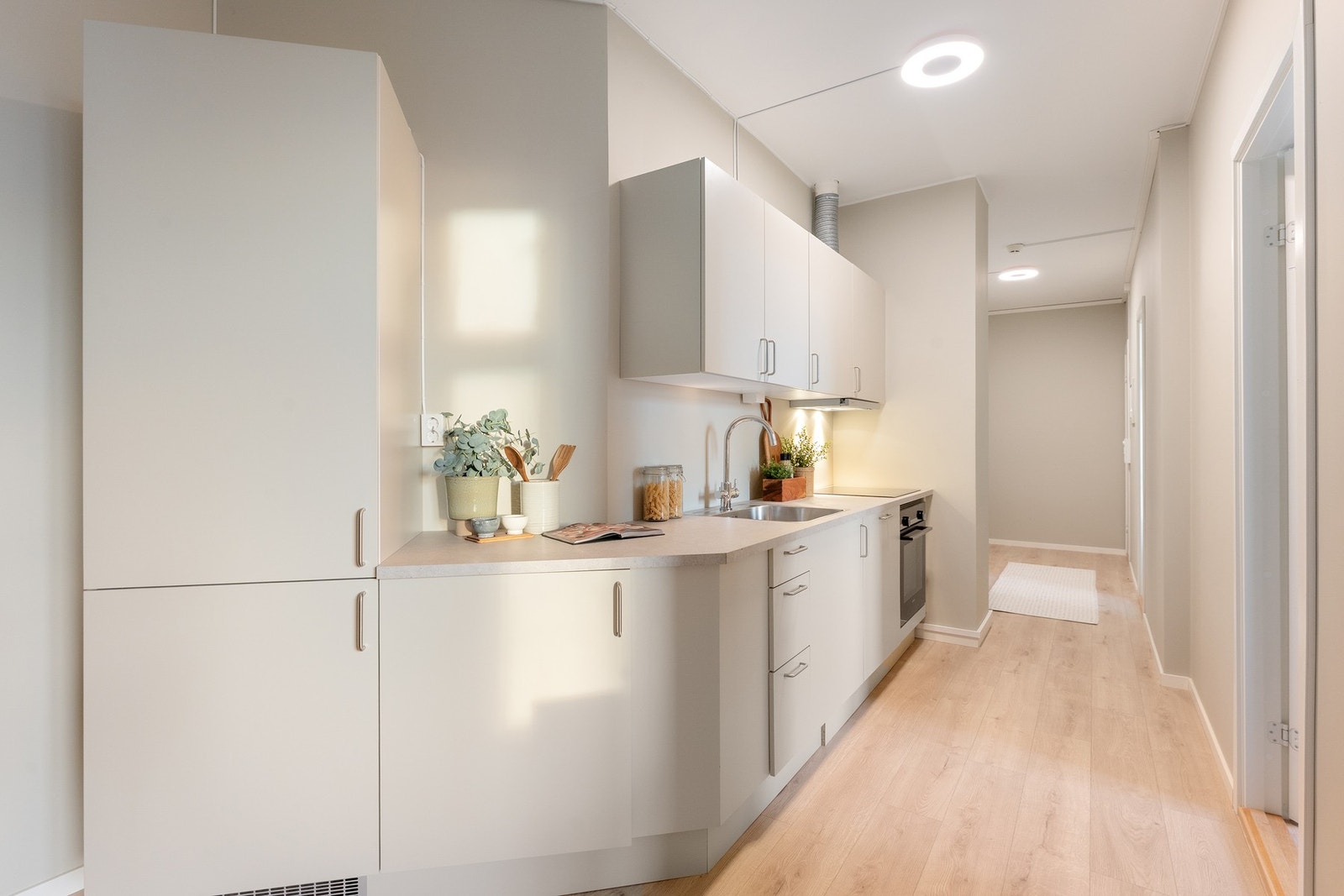 Kjøkkeninnredningen er fra HTH og byr på glatte, folierte fronter og slitesterk benkeplate i laminat. Galleribilde