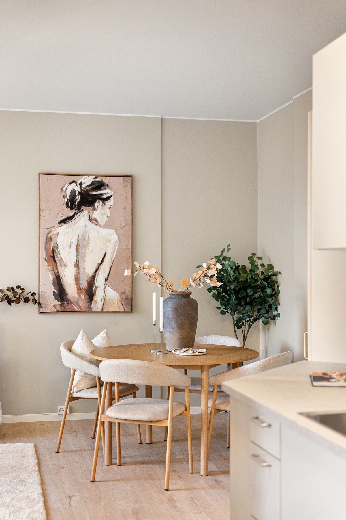 Avsatt plass til spisebord som gir rom for å invitere gjester og bekjente til hyggelige middagskvelder. Galleribilde