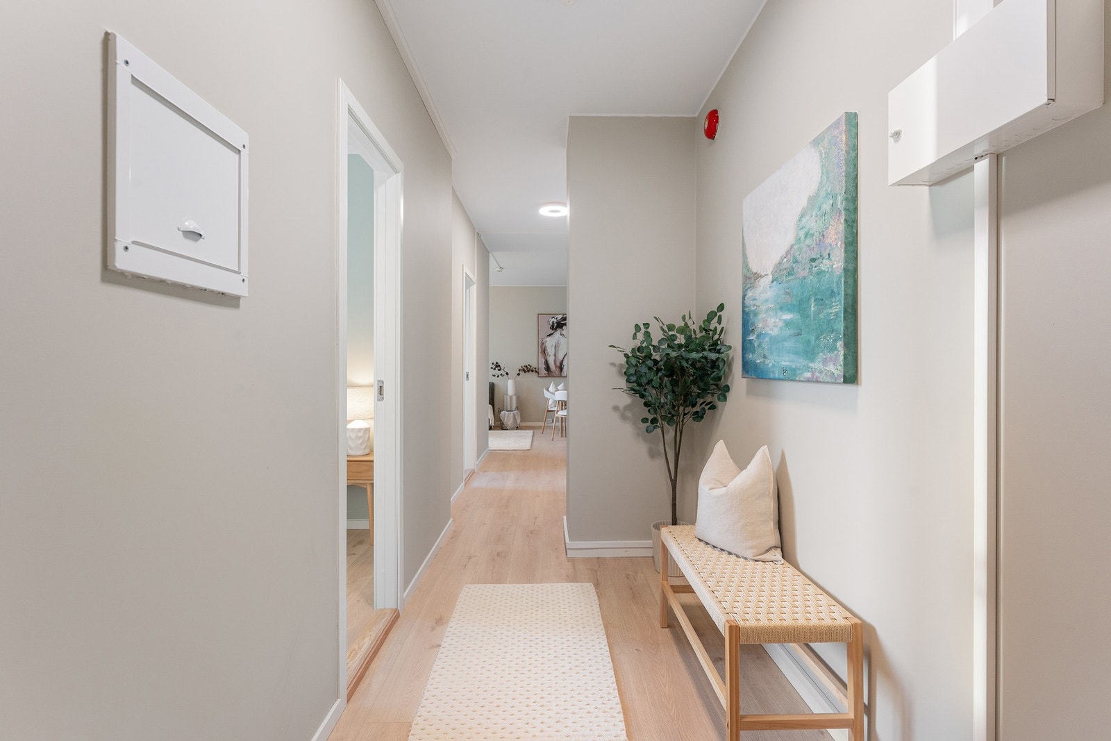 Lyst og innbydende inngangsparti med ny dør med smartlås. Galleribilde