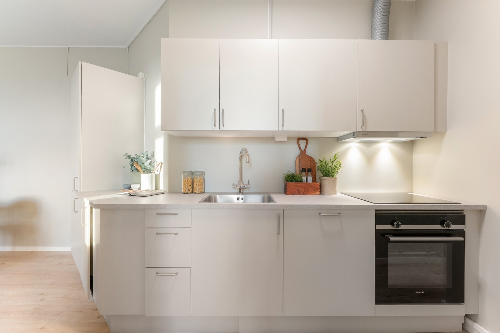 Videre er det belysning via lampe i himling, samt glatt, malt veggflate over himlingen. Galleribilde