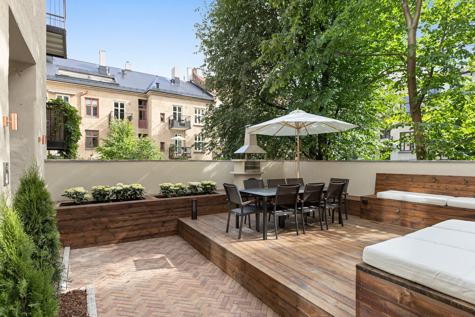 Lukket og skjermet bakgård. Det er også sykkelparkering. Galleribilde