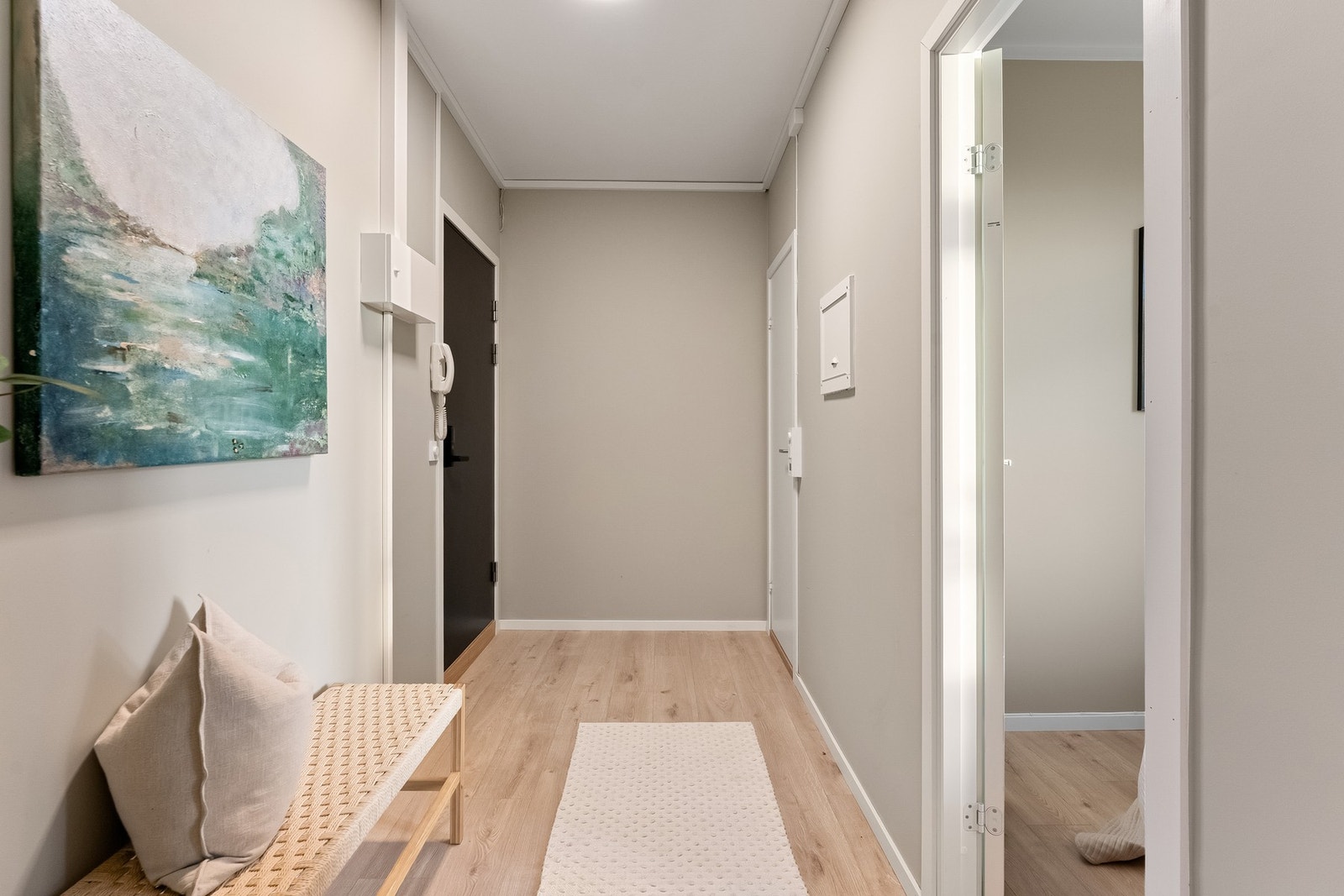 Her er det god plass til oppbevaring av sko og yttertøy, noe som gir en praktisk og ryddig entré. Galleribilde