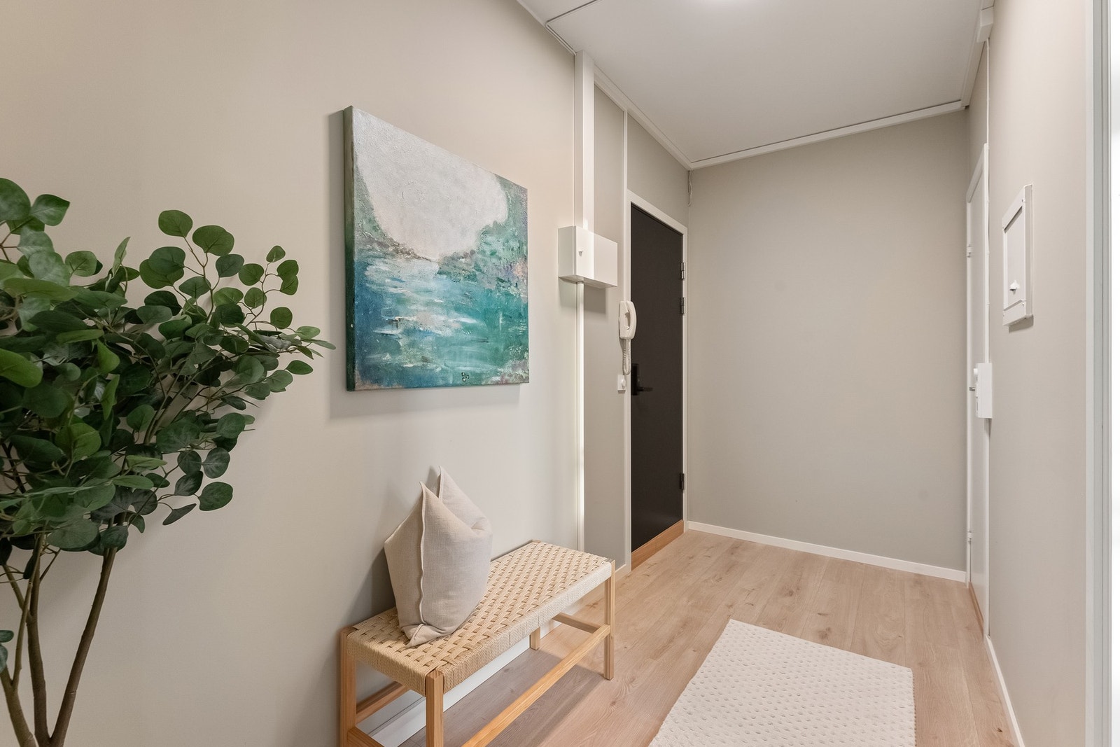 Ved gangen er det direkte tilgang til boligens baderom. Galleribilde