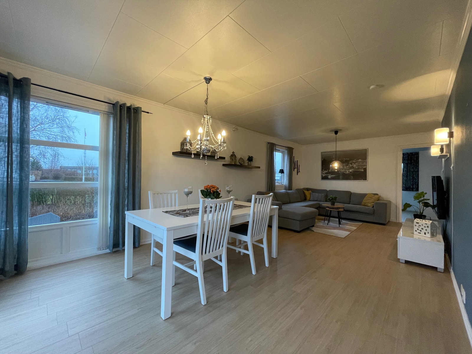 Stuen har store vinduer Galleribilde