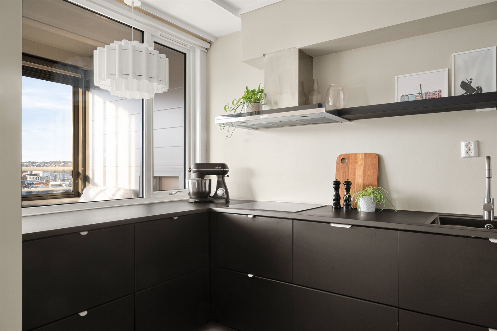 Kjøkken hvor man kan lage mat samtidig som man nyter utsikten. Galleribilde