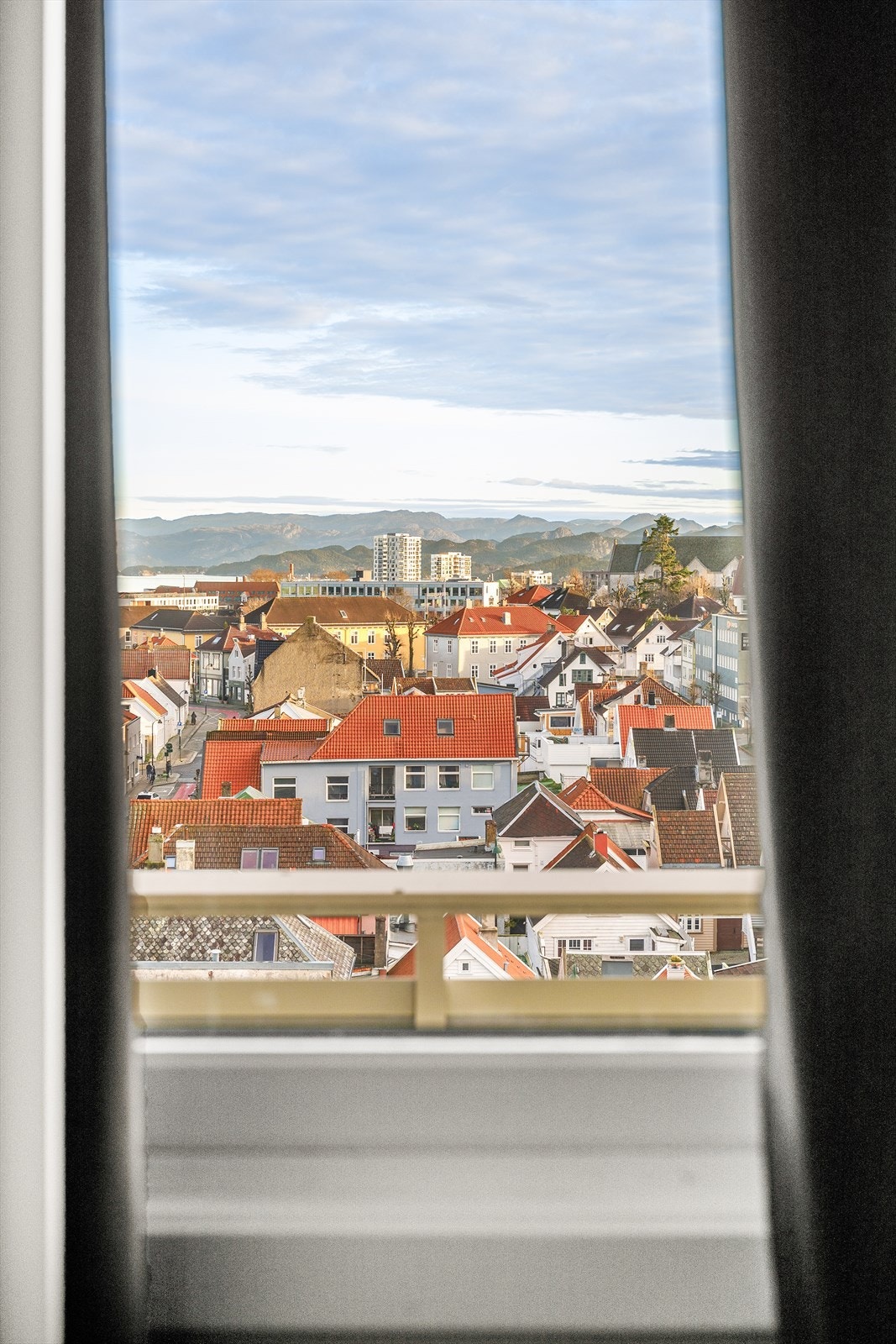 Fra soverom har man utsikt mot Østre bydel samt videre mot fjor og fjell. Galleribilde