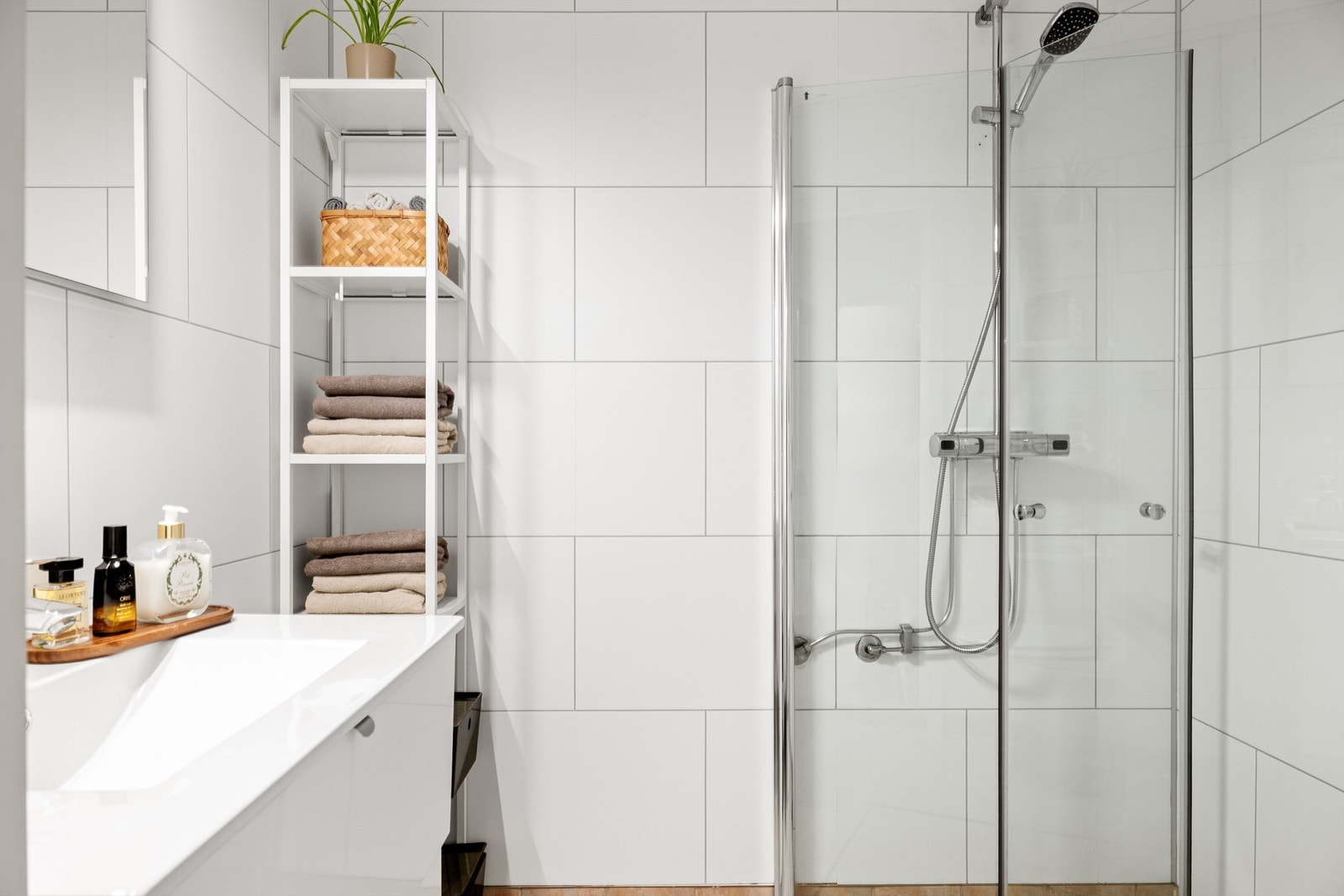 Baderom i moderne utførelse med dusjhjørne og tidløs innredning. Galleribilde