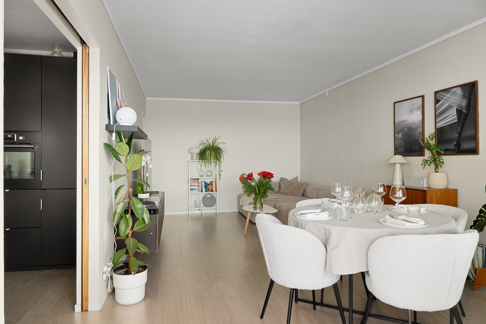 Fra stue har man delvis åpen løsning inn til kjøkken. Galleribilde