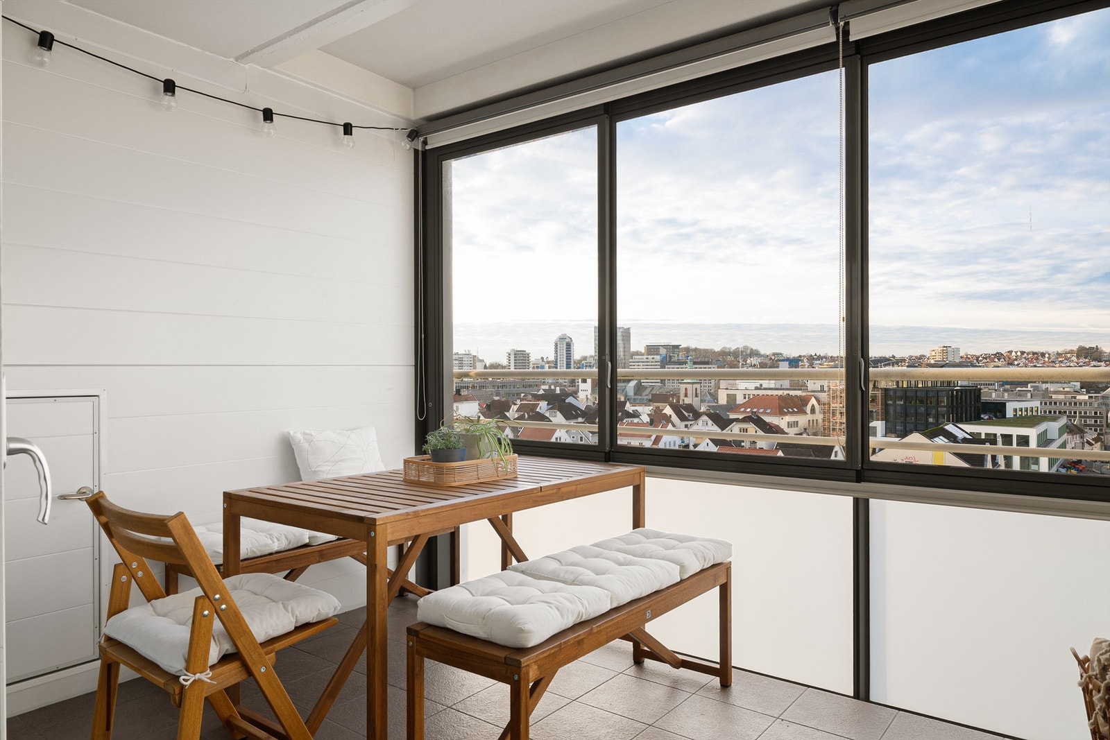 Balkongen er av god størrelse hvor man kan innrede med flere sittegrupper. Galleribilde