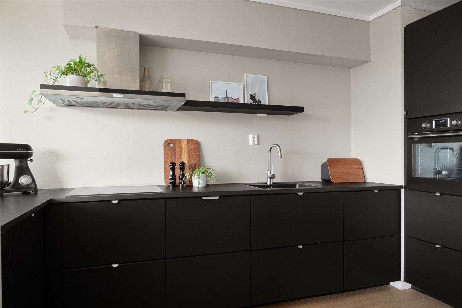 Kjøkkenet er av god størrelse med integrerte hvitevarer og rikelig med skap- og benkeplass. Galleribilde