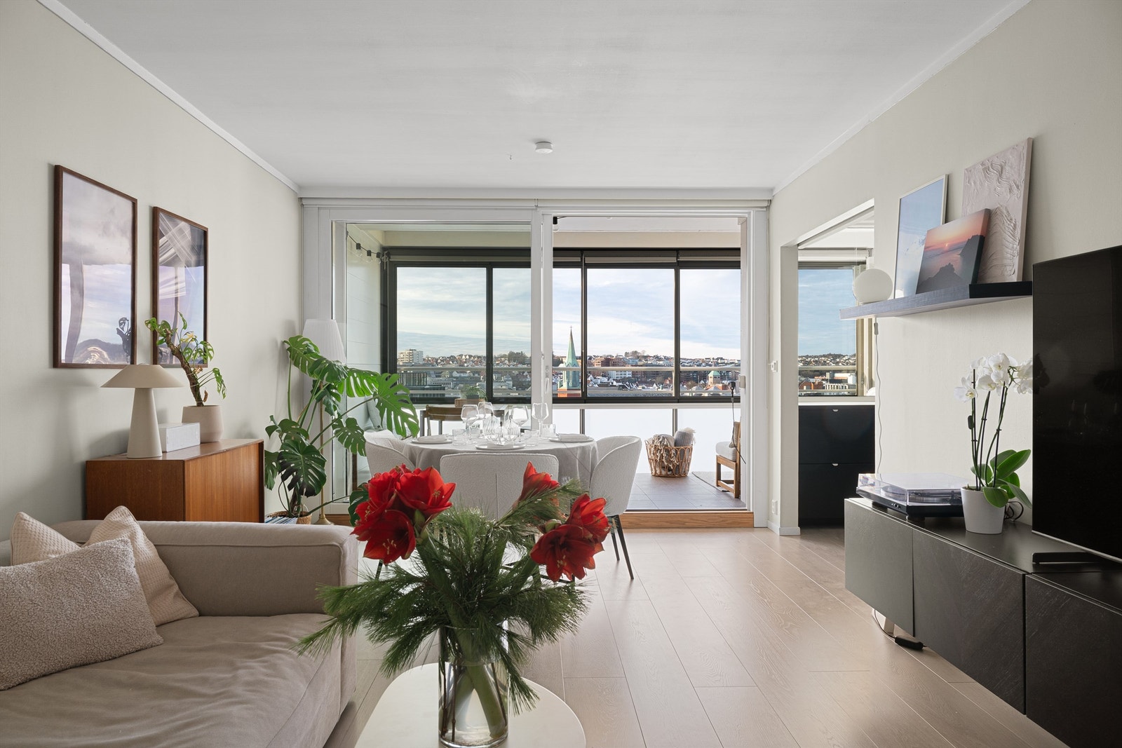 Romslig stue med plass til både sitte- og spisegruppe. Galleribilde