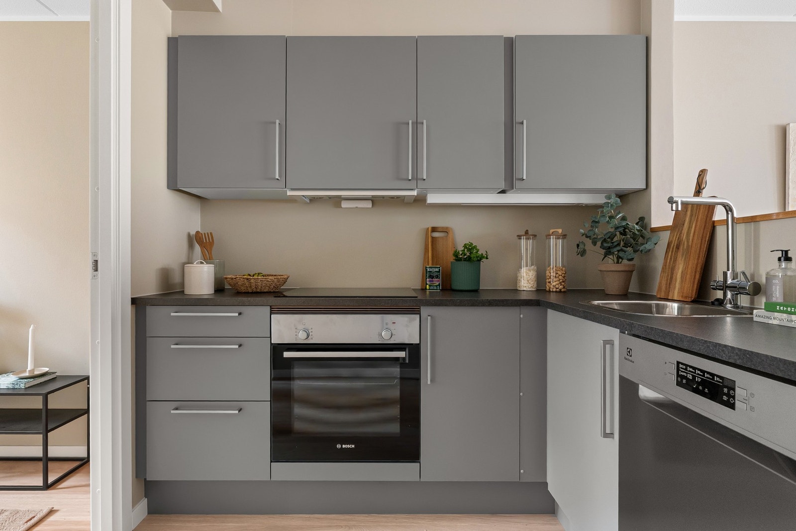 Godt med skap og benkeplass - Alle hvitevarene medfølger Galleribilde