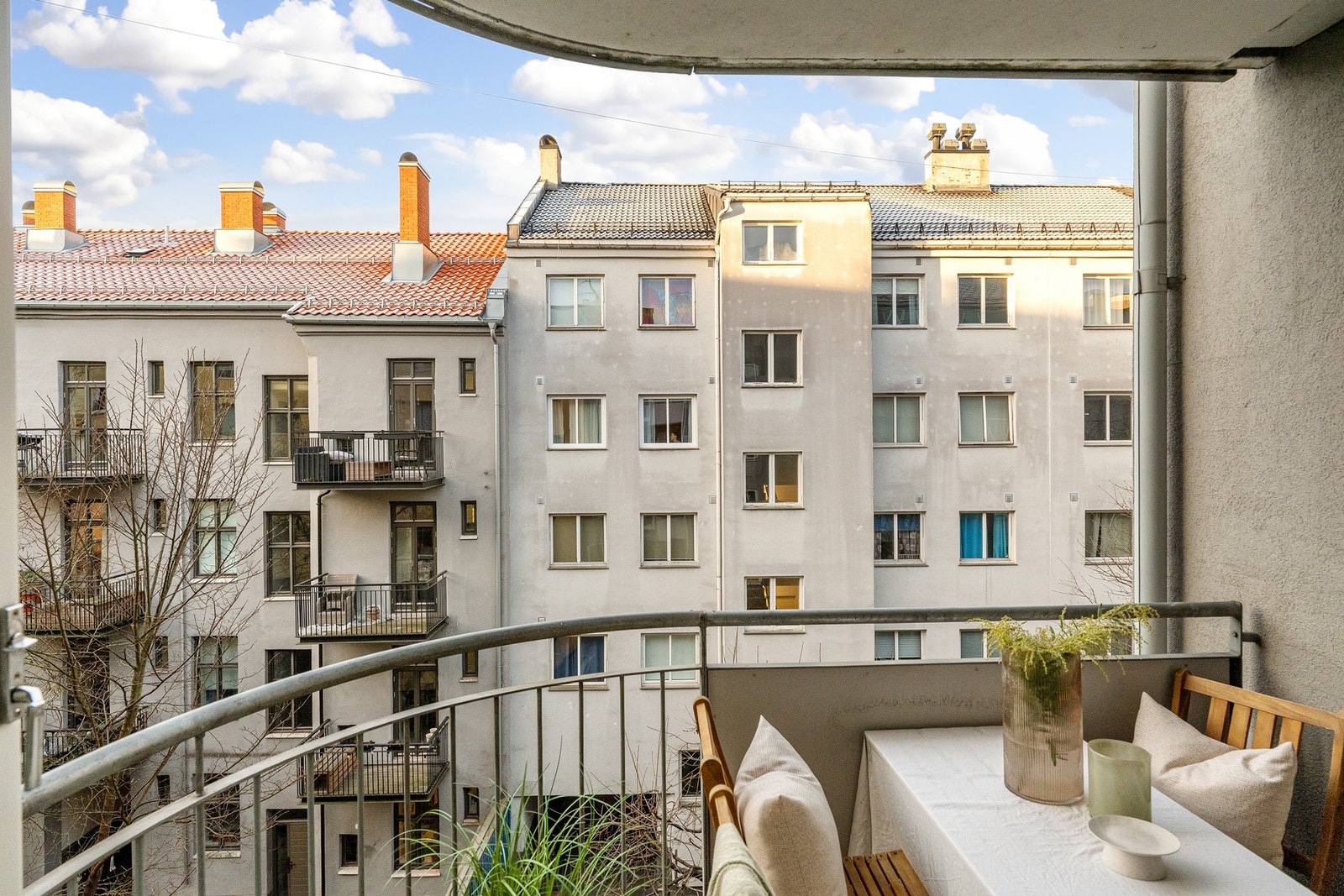 Utsikt fra stue/balkong - Balkongen vender mot vest og har gode solforhold Galleribilde