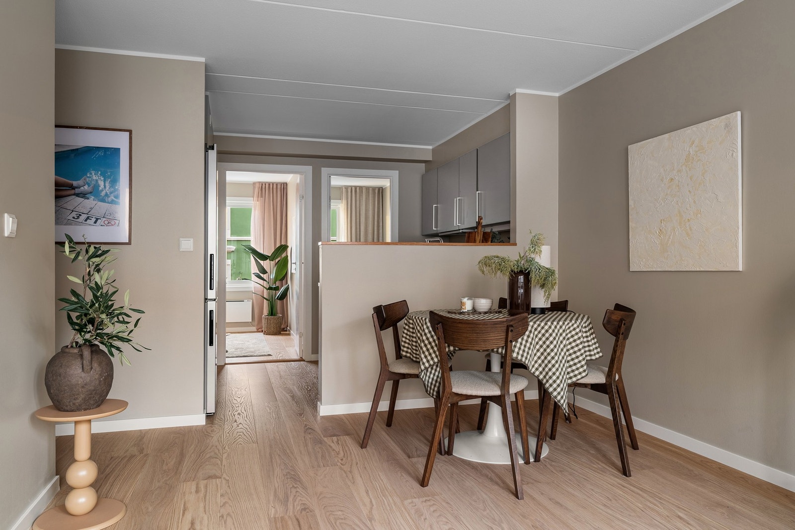 Stuen har ny 1-stavs eikeparkett og nymalte overflater i 2025 Galleribilde