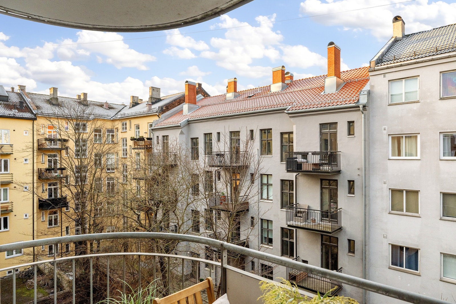 Balkongen vender ut mot bakgården og har gode solforhold Galleribilde