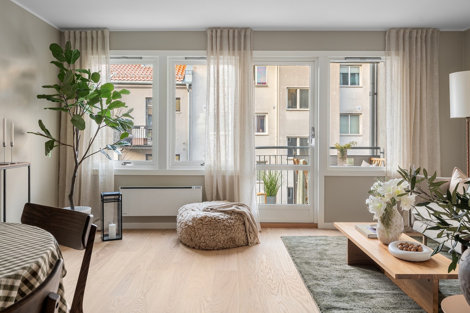 Romslig stue med plass til sofa og spisebord Galleribilde