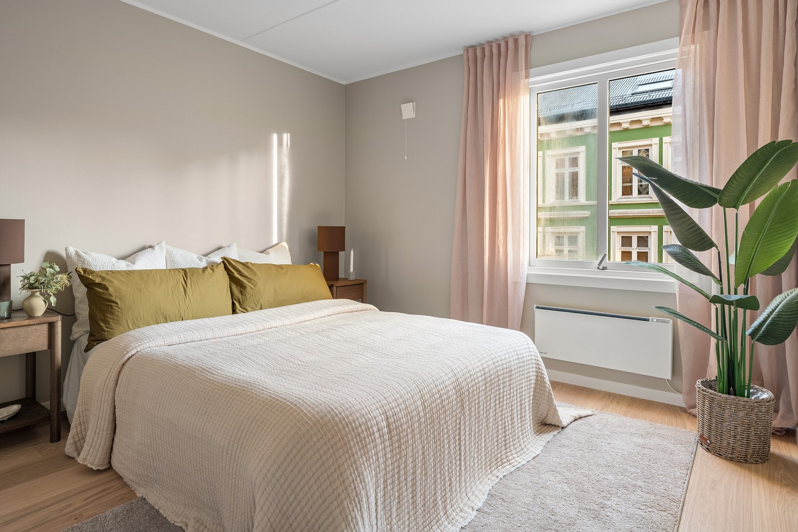 Soverom med plass til stor seng og garderobeskap Galleribilde