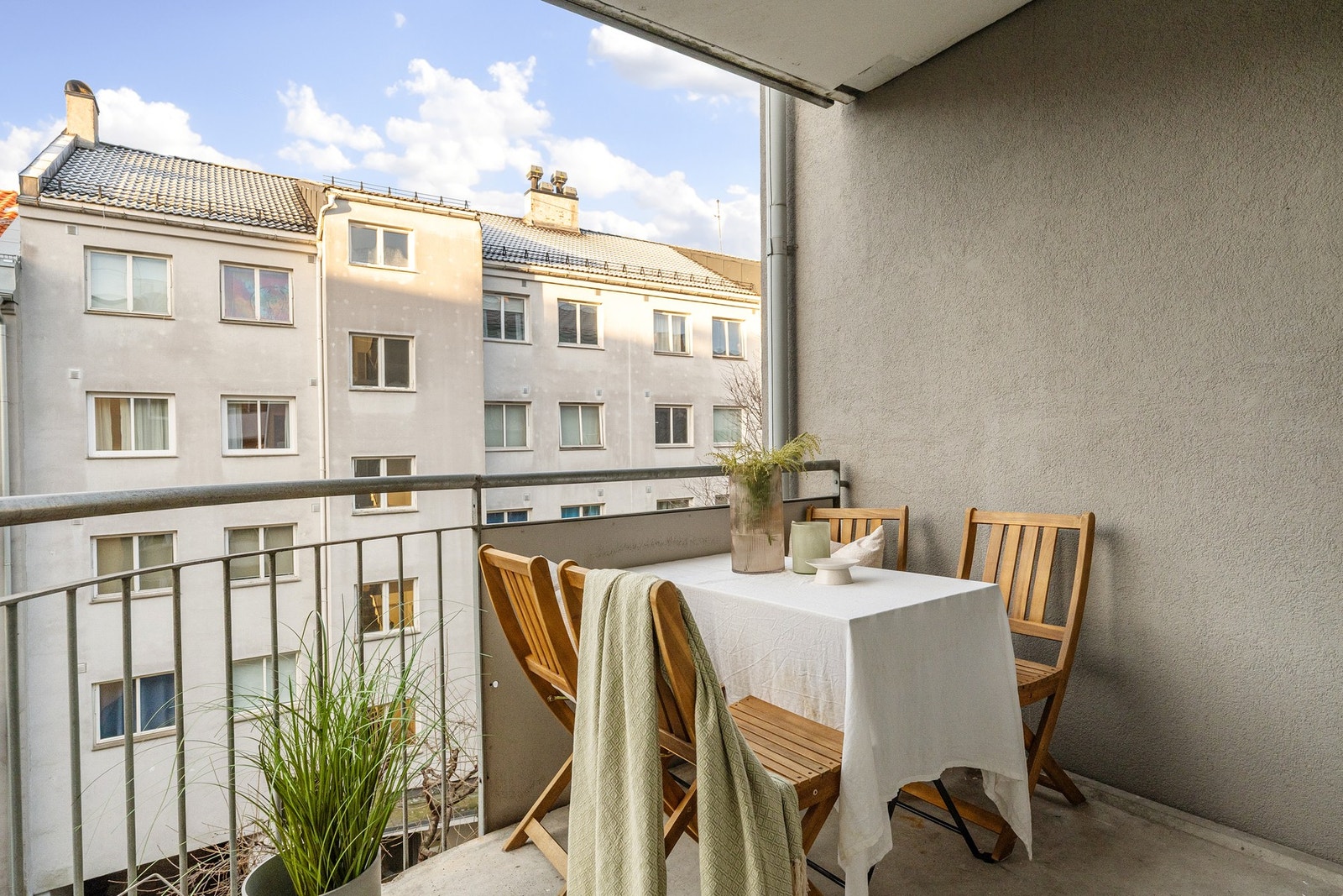 Vestvendt balkong på 5 kvm mot bakgård Galleribilde